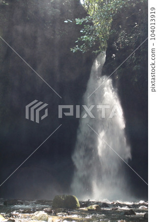 A view of Nagano Falls flowing out from a gap in the rocks 104013919
