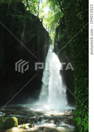Scenery of Nagano Falls with a lot of water 104013923