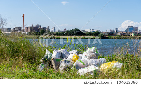 河床垃圾堆積成山⑧ 河床垃圾堆積成山⑧ 104015366