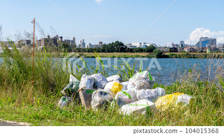 A pile of garbage illegally dumped on the riverbed⑨ 104015368