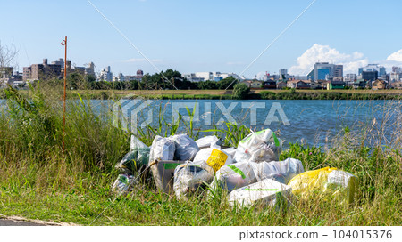 河床上非法傾倒垃圾成山⑬ 104015376