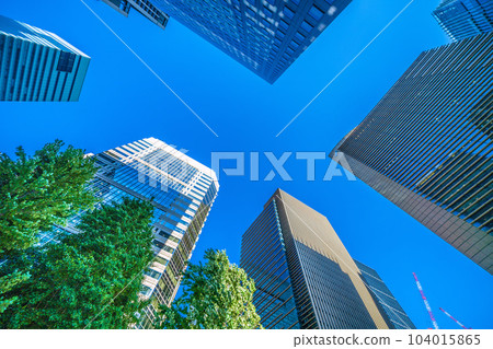 從“Otemachi”十字路口看辦公室,日本東京城市景觀 = 6 月 16 日 從“Otemachi”十字路口看辦公室,日本東京城市景觀 = 6 月 16 日 104015865