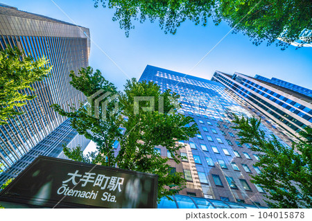 日本東京城市景觀“大手町”十字路口前的大手町站和辦公室景觀 = 6 月 16 日 104015878