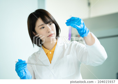 一個穿白大褂做研究的女人 104015937