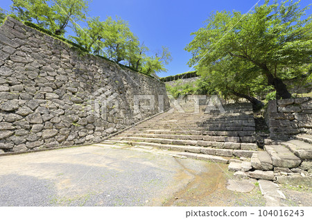 從津山城中央外門通往二之丸的石階(岡山縣津山市) 從津山城中央外門通往二之丸的石階(岡山縣津山市) 104016243