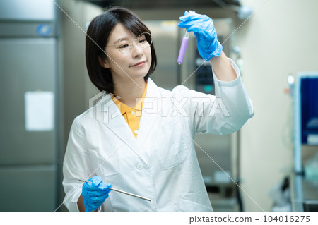 一個穿白大褂做研究的女人 104016275