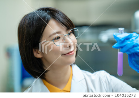 一個穿白大褂做研究的女人 一個穿白大褂做研究的女人 104016278