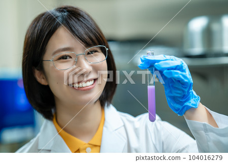 一個穿白大褂做研究的女人 104016279