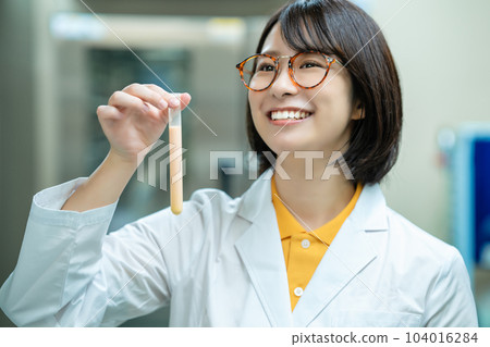 一個穿白大褂做研究的女人 104016284