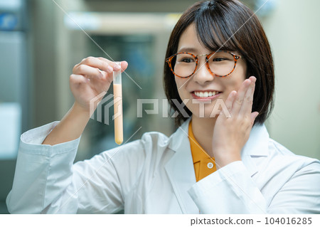 一個穿白大褂做研究的女人 104016285