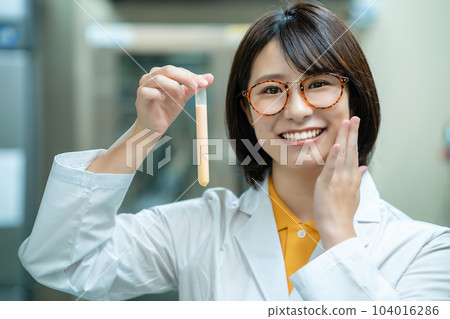 一個穿白大褂做研究的女人 104016286
