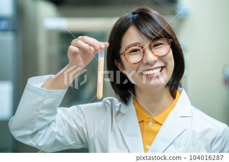 一個穿白大褂做研究的女人 104016287