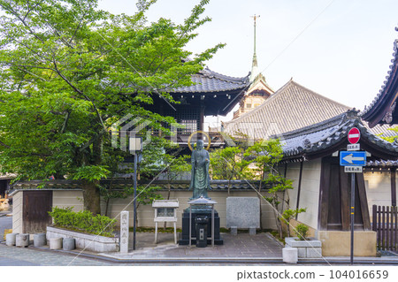 Kyoto townscape Maruyama Jizoson and fresh green leaves next to Daiun-in Temple Kyoto townscape Maruyama Jizoson and fresh green leaves next to Daiun-in Temple 104016659