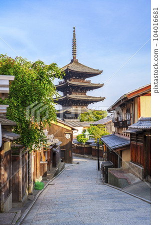 八坂塔（法觀寺）和京都的街道，新綠的季節 104016681