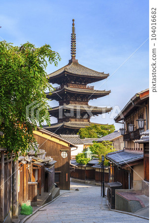 Yasaka Pagoda (Hokanji Temple) and the streets of Kyoto, the season of fresh greenery 104016682