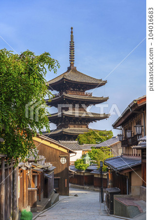 八坂塔(法觀寺)和京都的街道,新綠的季節 八坂塔(法觀寺)和京都的街道,新綠的季節 104016683