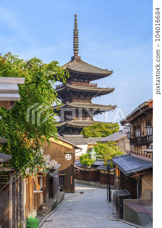Yasaka Pagoda (Hokanji Temple) and the streets of Kyoto, the season of fresh greenery 104016684