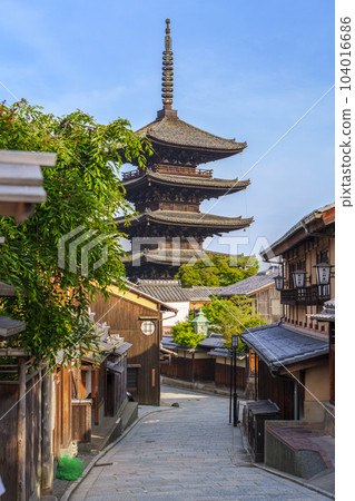八坂塔(法觀寺)和京都的街道,新綠的季節 八坂塔(法觀寺)和京都的街道,新綠的季節 104016686