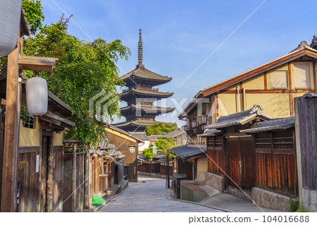 八坂塔（法觀寺）和京都的街道，新綠的季節 104016688