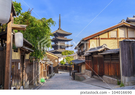 八坂塔(法觀寺)和京都的街道,新綠的季節 八坂塔(法觀寺)和京都的街道,新綠的季節 104016690