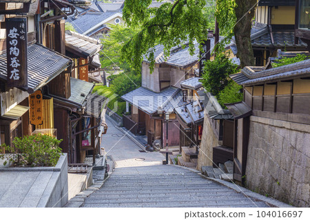 Sanneizaka (Sannenzaka), Kyoto's atmospheric townscape Sanneizaka (Sannenzaka), Kyoto's atmospheric townscape 104016697