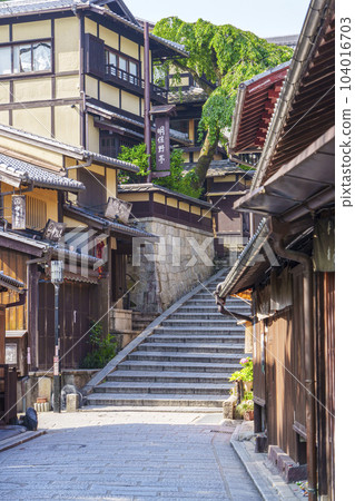Sanneizaka (Sannenzaka), Kyoto's atmospheric townscape Sanneizaka (Sannenzaka), Kyoto's atmospheric townscape 104016703