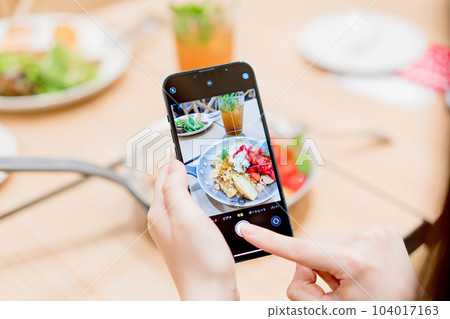 採取在智能手機的婦女一位廚師 104017163