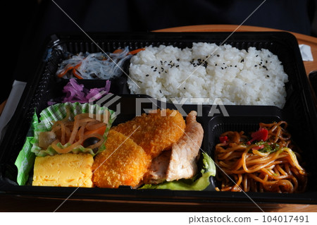 Bento with lots of fried foods 104017491