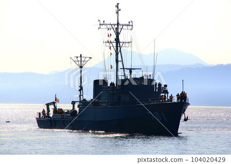 Protecting safe navigation from mines... Minesweeper Yugeshima entering Kure port Protecting safe navigation from mines... Minesweeper Yugeshima entering Kure port 104020429