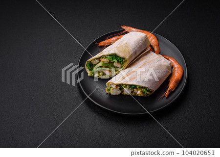 Delicious fresh roll with shrimps, tomatoes, lettuce and cucumber in pita bread 104020651