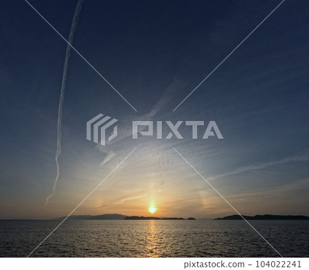 Fantastic spring evening sky and sea with halo, wide angle, mainly sky, 230520pm 104022241