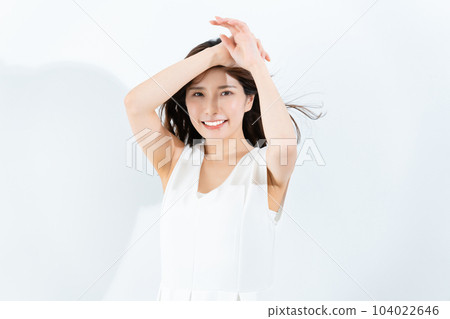 穿著白色無袖的年輕女子 104022646