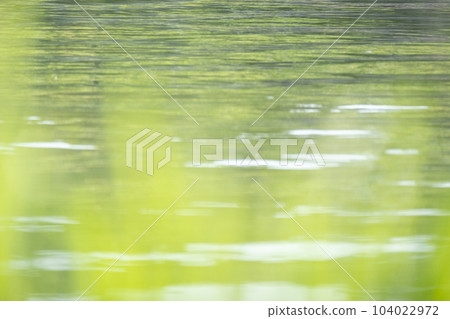 水坑中反射的夏季色彩圖像 104022972