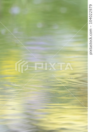 水坑中反射的夏季色彩圖像 104022979