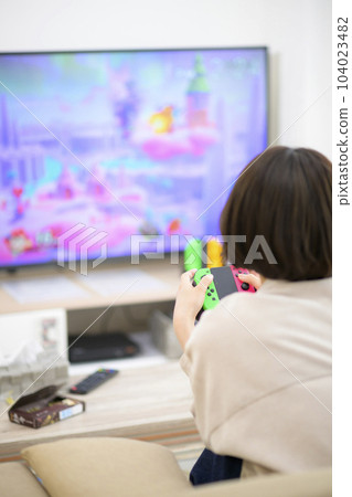 玩電子遊戲的年輕女子 玩電子遊戲的年輕女子 104023482