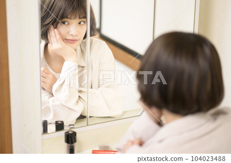 化妝女人的鏡子肖像 化妝女人的鏡子肖像 104023488