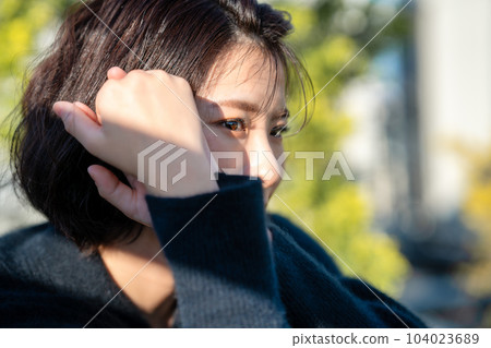 一個穿黑色針織的女人的簡介 104023689