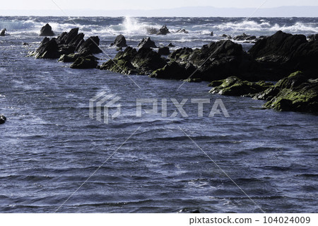 The crashing waves turn into gentle ripples on the reef 104024009