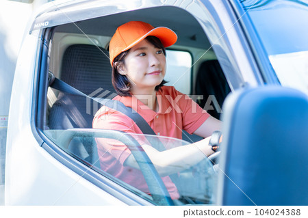 女司機駕駛一輛卡車 104024388