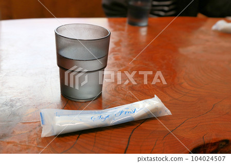 質樸的餐廳提供塑料杯中的免費水和濕毛巾 104024507