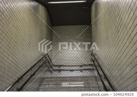 黑暗的室內車站樓梯 104024920