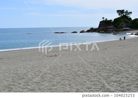 Katsurahama in early summer, Katsurahama in the moon 104025253