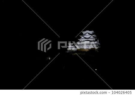 姬路城點亮並閃耀著白色 姬路城點亮並閃耀著白色 104026405