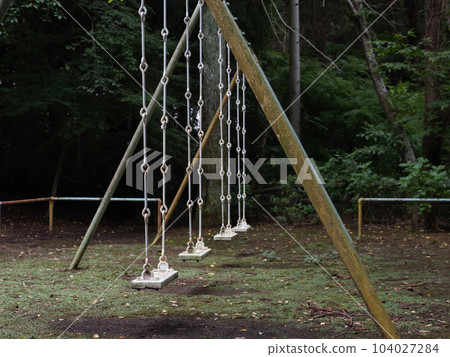 樹木茂盛的初夏山村，空蕩蕩的遊樂場裡陰森森的昭和復古鞦韆 104027284