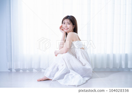 Sleeveless young woman 104028336