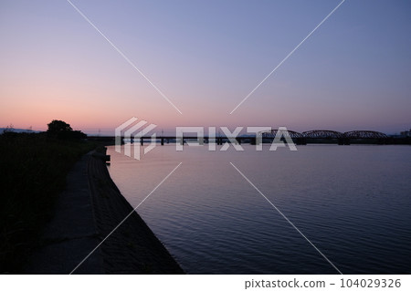 早上在河床上 早上在河床上 104029326