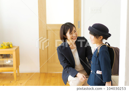 Parents and children preparing to go to kindergarten 104030253