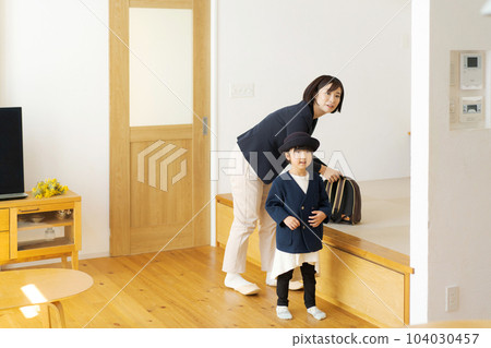 Parents and children preparing to go to kindergarten 104030457