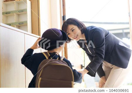 準備上幼兒園的家長和孩子 準備上幼兒園的家長和孩子 104030691