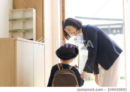 準備上幼兒園的家長和孩子 準備上幼兒園的家長和孩子 104030692